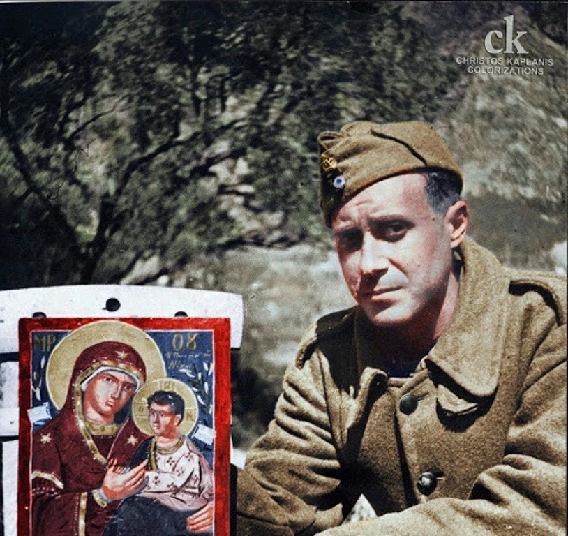 Συγκλονιστική φωτογραφία: Ο Γιάννης Τσαρούχης με τη θρυλική εικόνα «Παναγία της Νίκης» που ζωγράφισε στο Αλβανικό μέτωπο